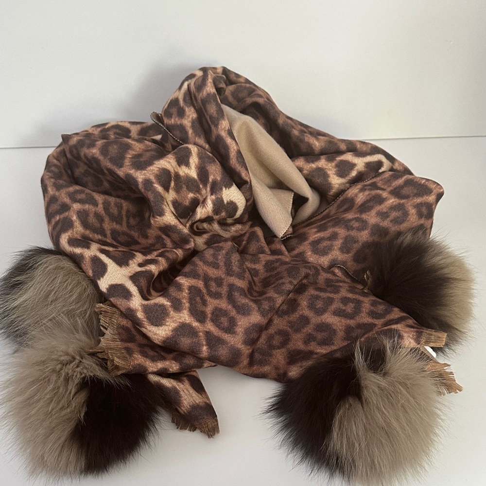 🌸2/90$🌸
La Fiorentina Leopard Scarf w/ 100% Mongolian Rabbit Fur – NEW
